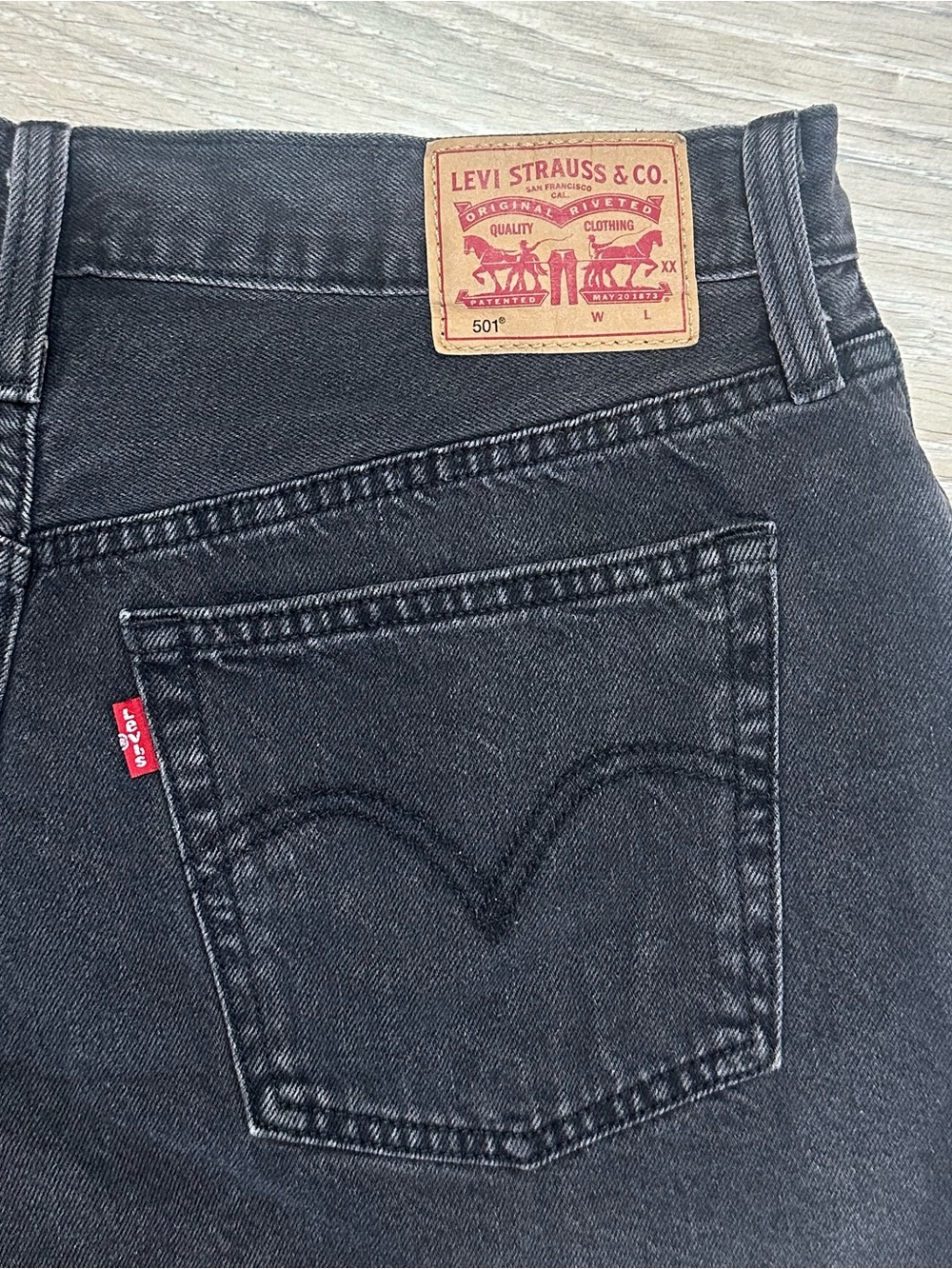 Levi’s 501 High Rise Black Denim Shorts Size 30 Raw Hem - Picture 3 of 8